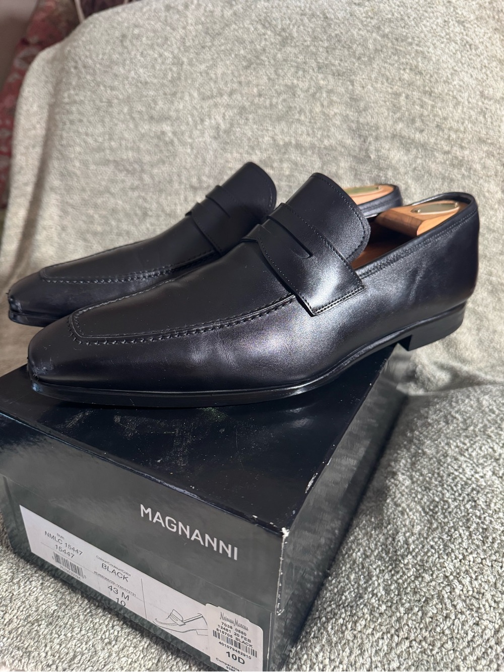 Magnanni Black Leather Penny Loafers - Classic Slip-On
